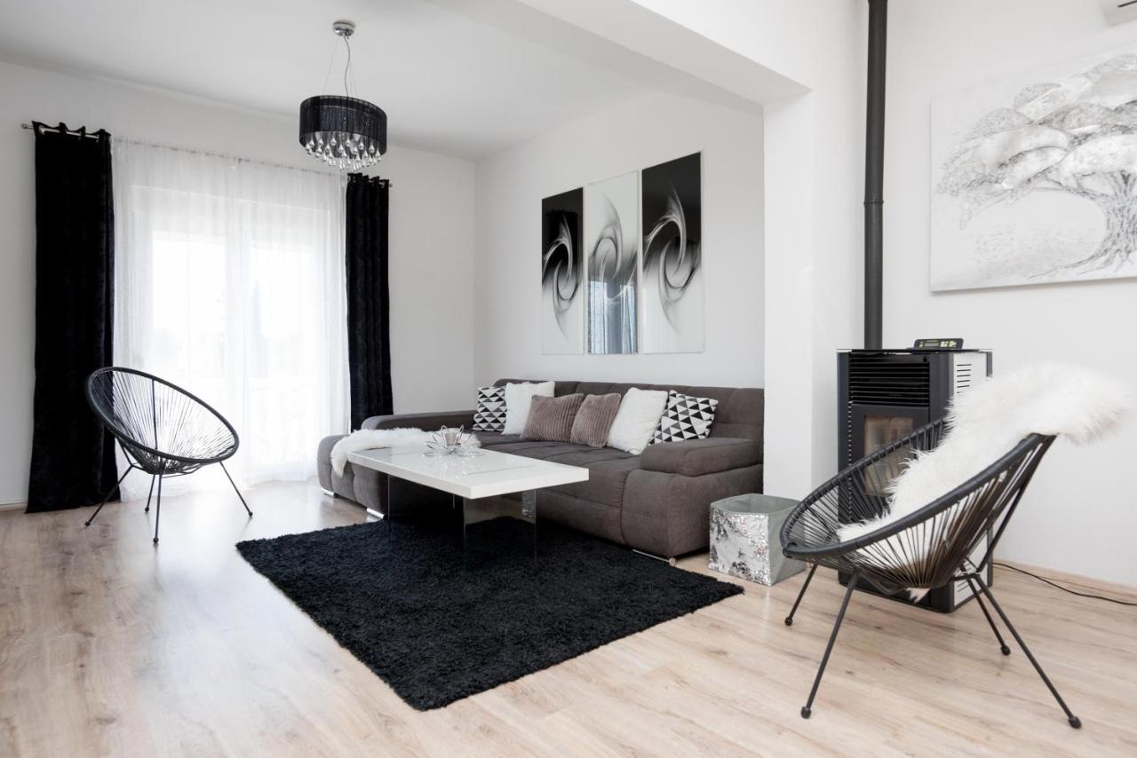 Natura With Private Pool Apartment